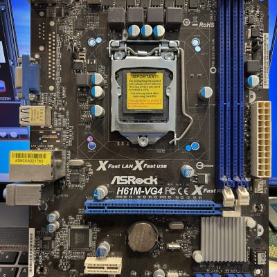 درباره این محصول نوع سوکت: LGA 1155 چیپست: اینتل H61 حافظه: 2x DDR3-1600/ 1333/ 1066 اسلات DIMM، دو کانال، غیر ECC، بدون بافر، حداکثر ظرفیت 16 گیگابایت اسلات ها: 1 عدد اسلات PCI-Express 3.0 x16، 1 عدد اسلات PCI-Express 2.0 x1 SATA: 4 پورت SATA2 صدا: Realtek ALC662 5.1-Channel Audio Definition CodeC درگاه‌ها: 4 پورت USB 2.0 (2 در عقب، 2 درگاه از طریق هدر)، 1 پورت PS/2 ماوس، 1 پورت PS/2 صفحه کلید، 1 پورت VGA، 1 پورت LAN RJ45، جک ورودی/خروجی صدا کانکتور برق: 1 x 24 پین ATX کانکتور برق، 1 x 4 پین کانکتور برق 12 ولت